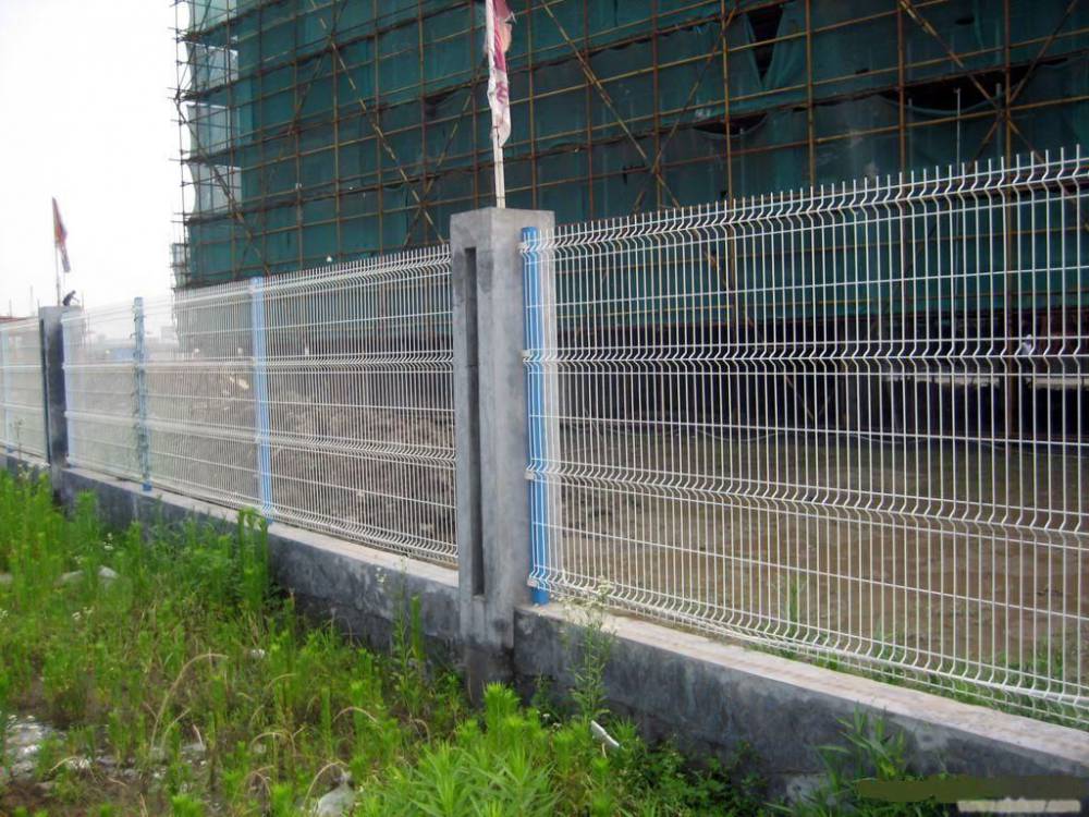 养猪场围墙铁丝网价格优,坚固耐用别墅三角防护网