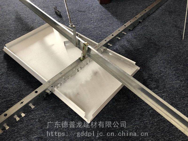 收费站条形铝天花-白色粉末抗风铝合金条板-s型防风铝板无缝拼接