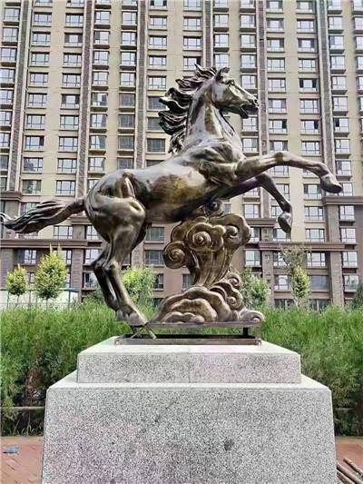 踏祥云奔驰马雕塑 别墅地产楼盘飞奔跳跃骏马铸铜模型 酒店石雕大型