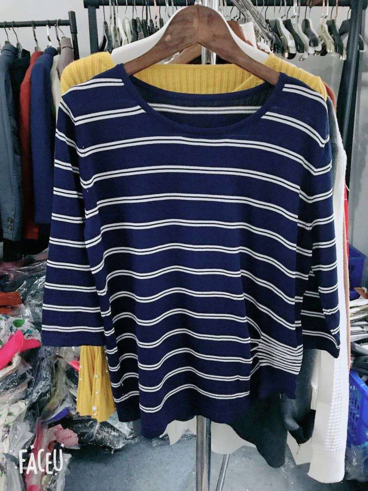 陕西宝鸡女装5元服装批发供应5元女款毛衣服装批发