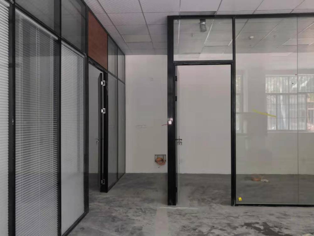 火爆款式玻璃隔墙 办公隔断厂家制造   因为办公室装修考虑到安全性能