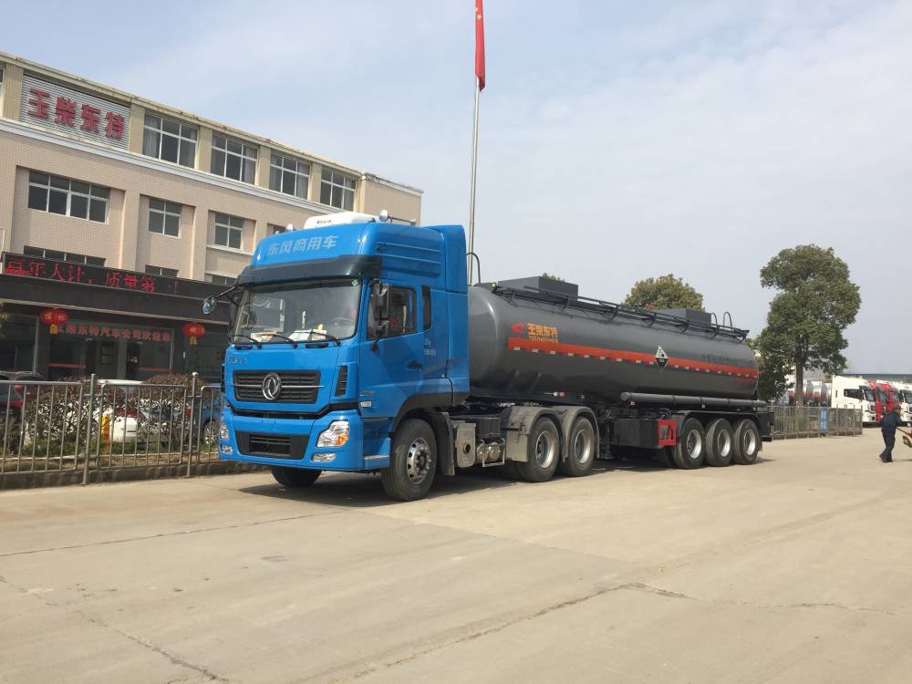 特运牌化工车,稀***钢衬塑罐车, 防腐蚀内衬塑罐车在线报价