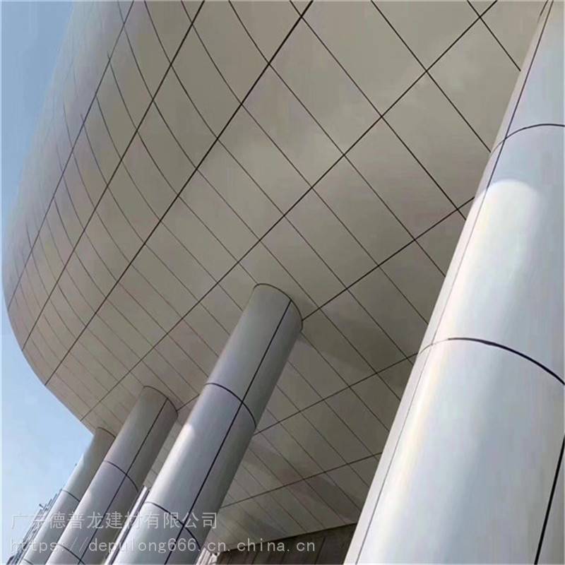 商场出入口门头立柱铝单板-外立面银灰色铝单板工程装饰效果