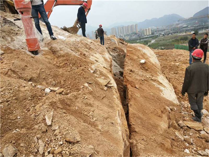 桂林矿山矿石开采大型劈裂机
