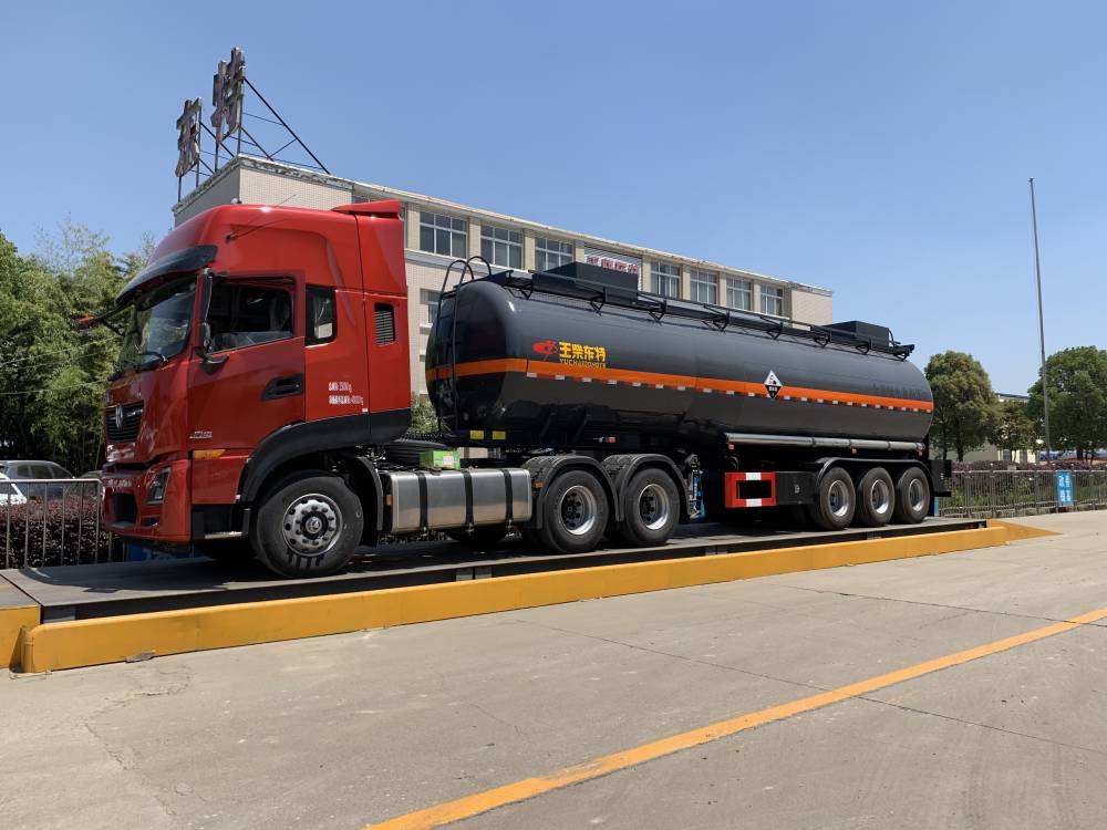 玉柴东特钢衬塑车,液碱钢衬塑罐车, 8类腐蚀液体罐车价格图片