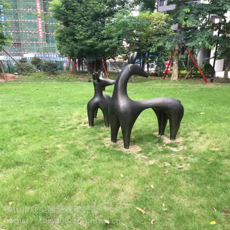 草地主题雕塑 玻璃钢羊雕塑草地摆件 公园园林景观雕塑小品动物羊造型