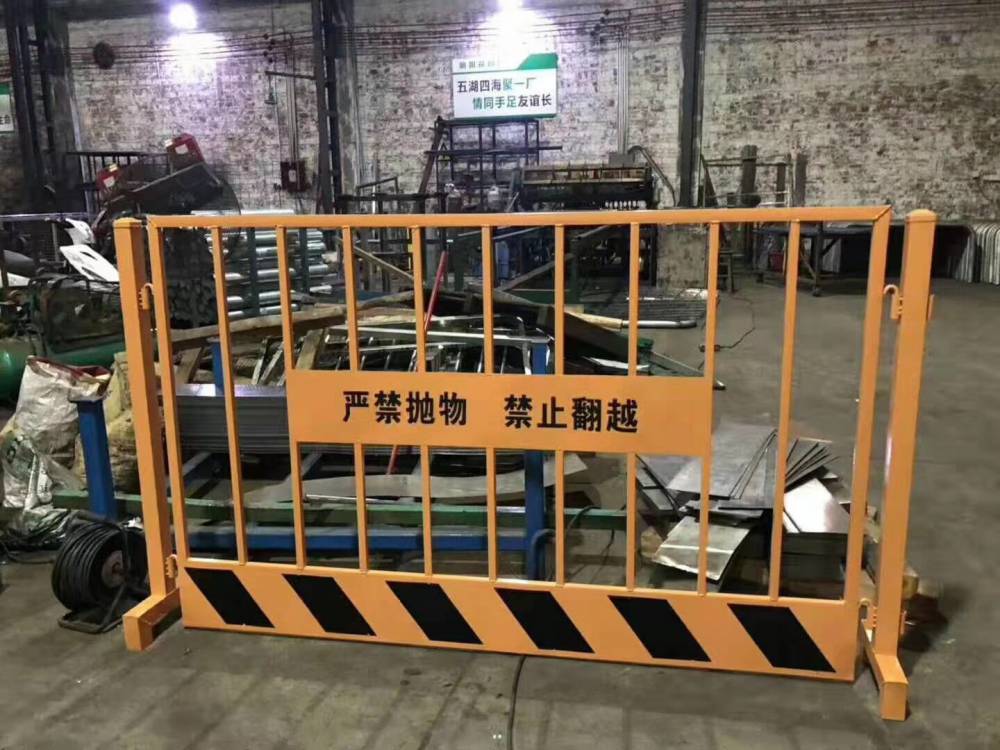 基坑临边防护栏的作用:         1.使工地更加整洁美观,文明安全.