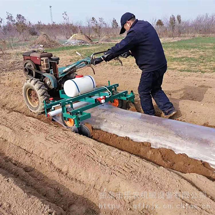 草莓喷药地膜覆盖机 手扶带动覆地膜机 药材喷药覆膜机