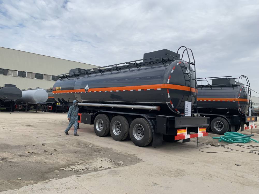 玉柴东特槽罐车,***衬塑罐车, 耐酸碱运输罐车工厂***