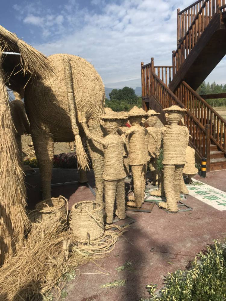 家装,建材 景观工程 景观雕塑 甘肃定制稻草人物主题雕塑以及草绳编制