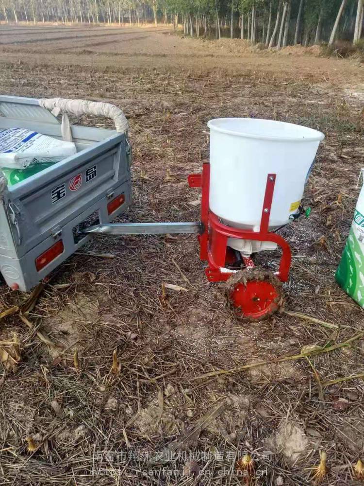 厂家批发小四轮拖拉机后拉式撒肥器 轮式撒肥机 12v电动小麦洒种机