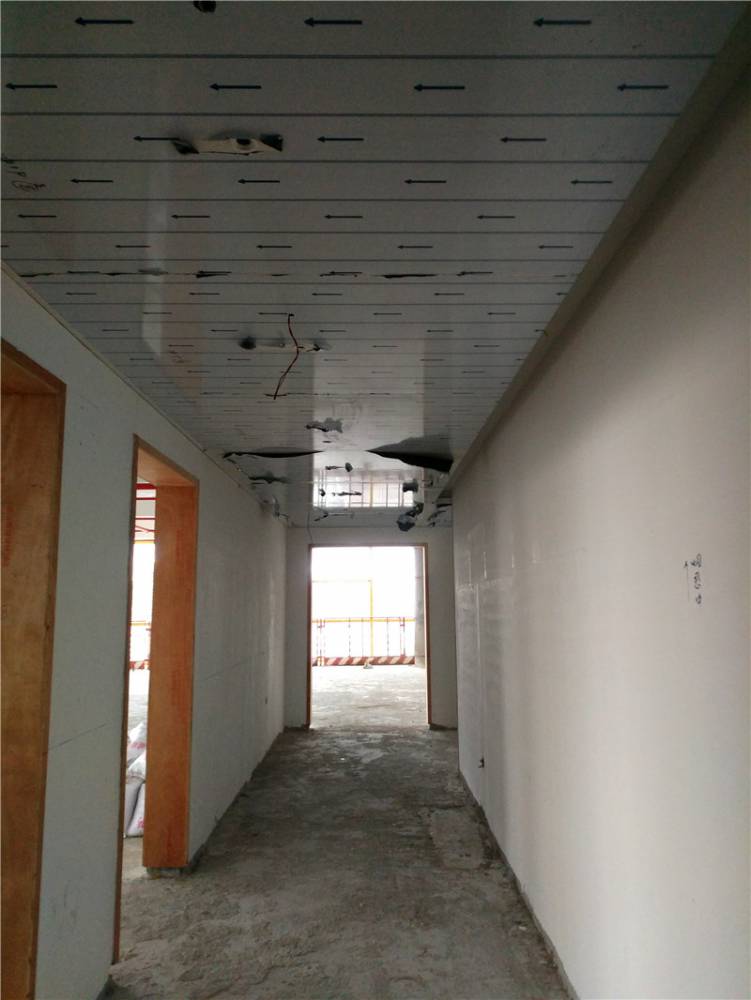 吸音铝蜂窝板 吸音铝蜂窝板主要应用于大厦的天花吊顶装饰,是一种豪华