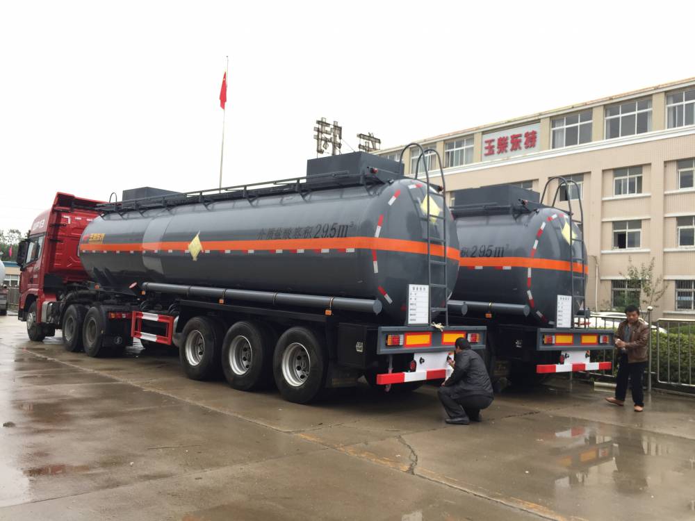 特运牌罐车,稀***钢衬塑罐车, 内滚塑罐车生产厂家