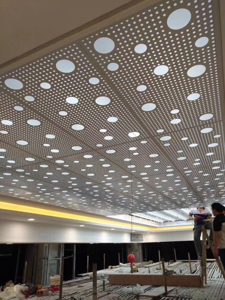 使得镂空铝单板线条更加明亮典雅,突破了传统的造型,非常适合现代酒店