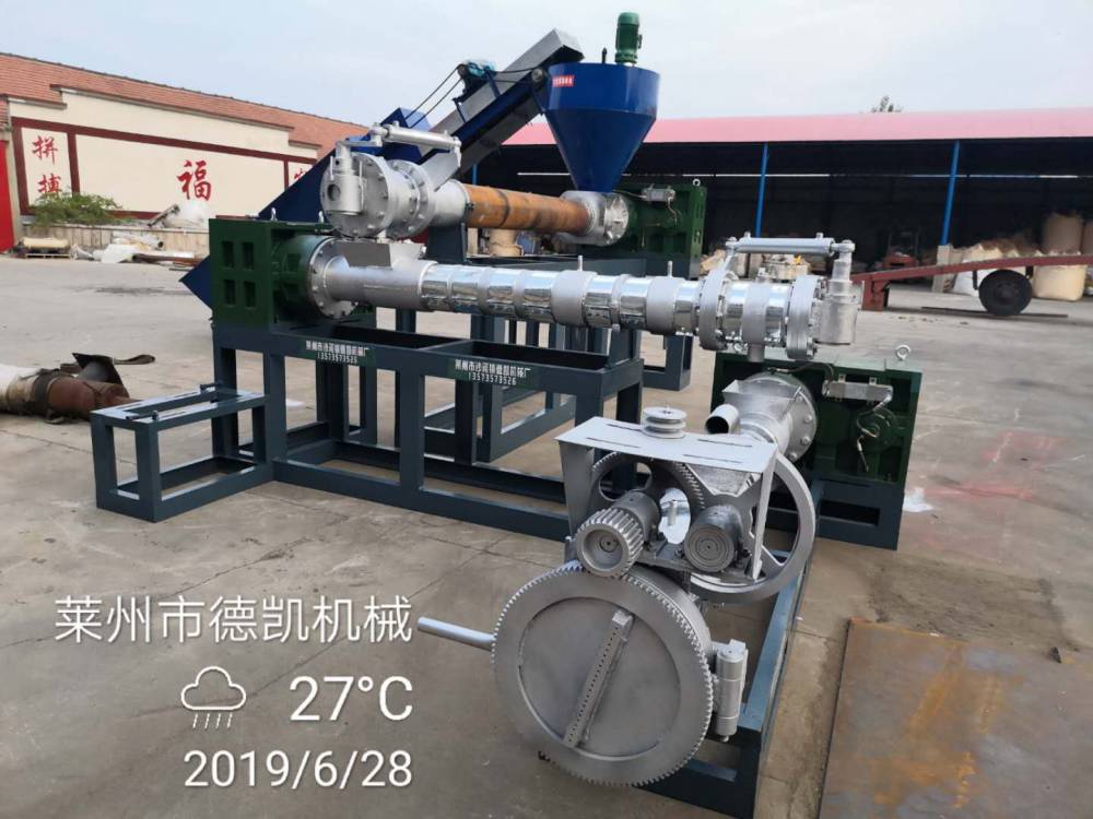 莱州市德凯机械厂经过多年实践定做大型造纸厂废塑料清洗造粒设备