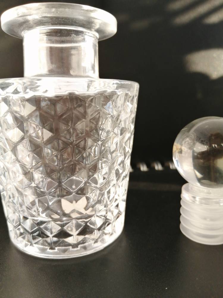 广东玻璃厂玻璃香水瓶 50ml菱形玻璃盖香水瓶 异型香水容器现货供应可