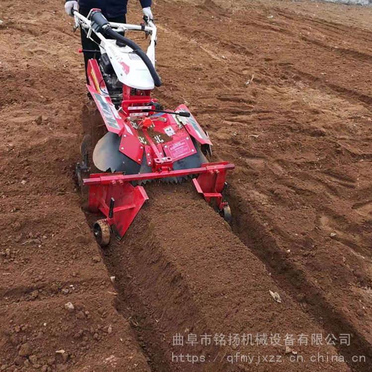在倒车,过田埂和转移地块时,应将旋耕机抬升到位置,并切断动力,以免