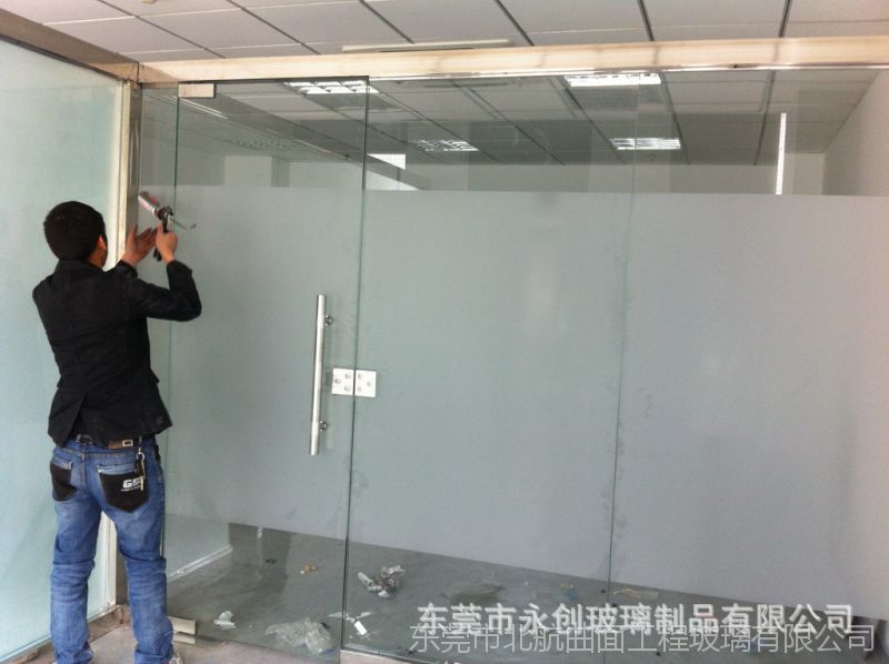 12mm钢化透明玻璃 专业生产玻璃门 磨砂玻璃幕墙 办公室玻璃隔墙