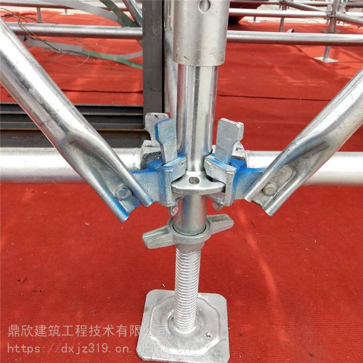 脚手架厂家   上一个 下一个>  盘扣搭建步骤: ***步:摆放可调底座 第
