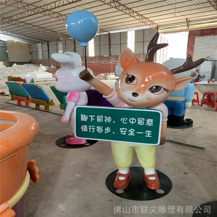 清远卡通造型指示牌雕塑 景观玻璃钢雕塑定做 商业广告标识雕塑