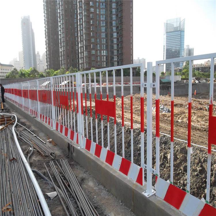 【材质】定型化防护栏杆整体边框钢材质量采用20*30m钢管,铁板一道