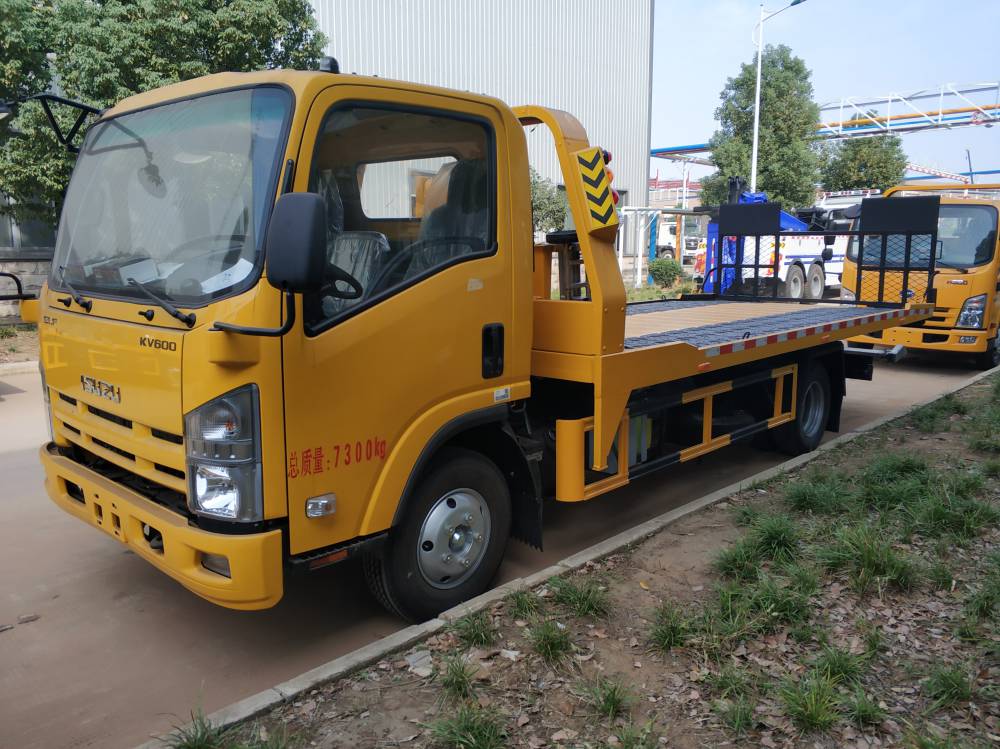 工程黄cs 重庆五十铃清障车 全落地平板一拖二救援拖车 kv