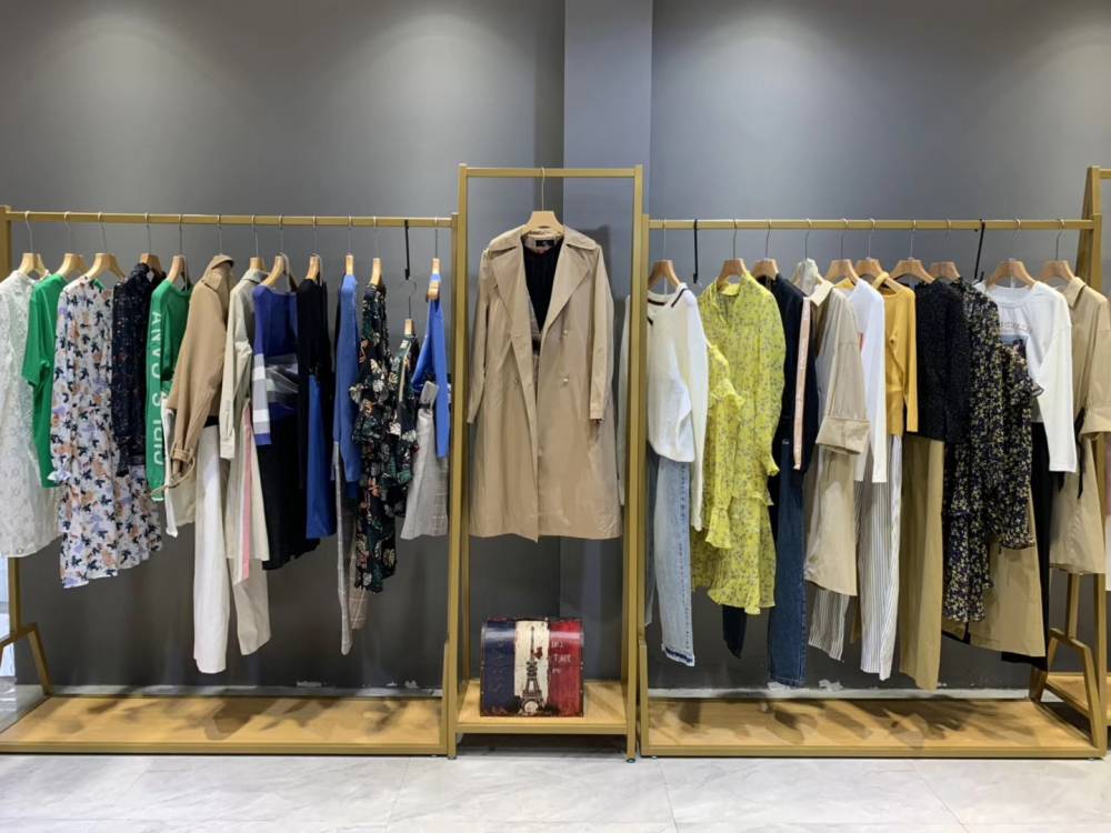 公司展厅面积 2000平方,仓库面积达 2000平方,每年做的女装品牌有三百