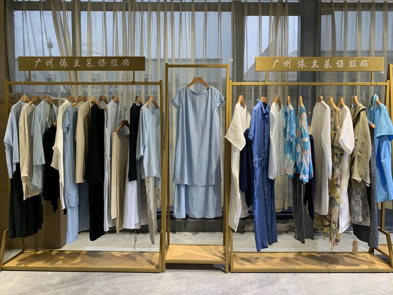 公司展厅面积 2000平方,仓库面积达 2000平方,每年做的女装品牌有三百