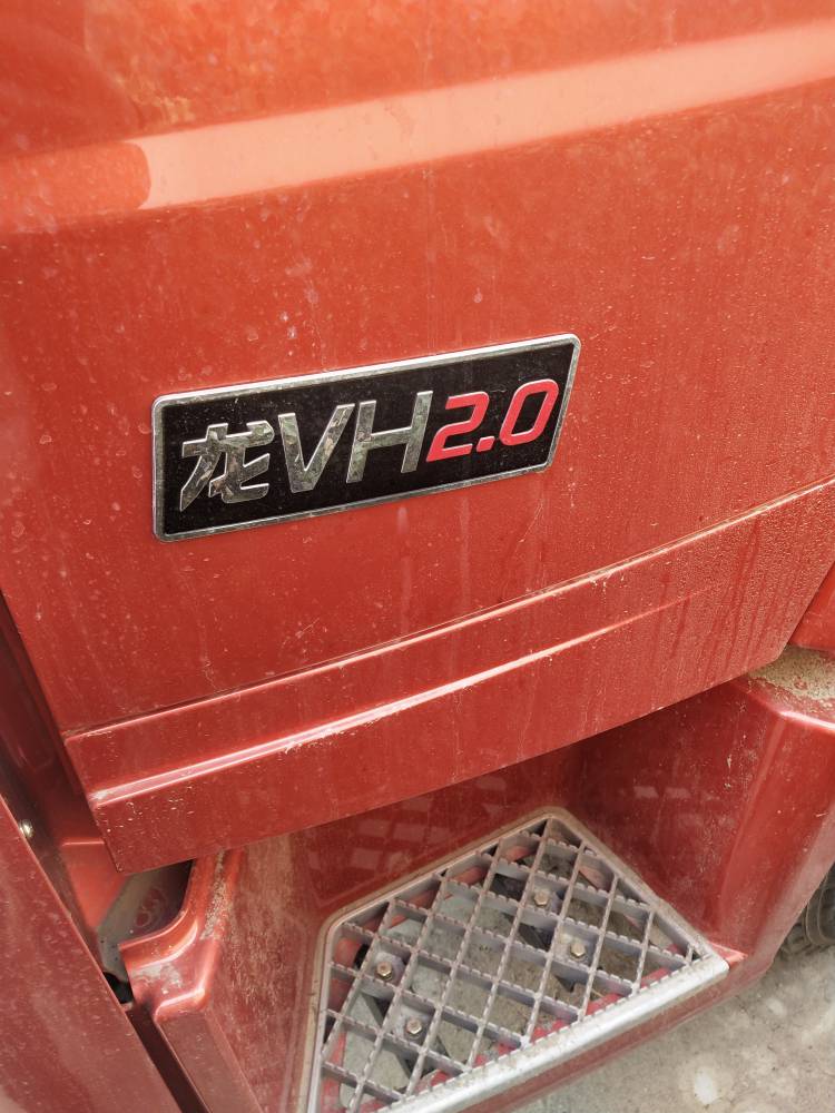 青岛解放龙vh2.0 6.8米高顶双卧国六北京4s店优惠促销中.