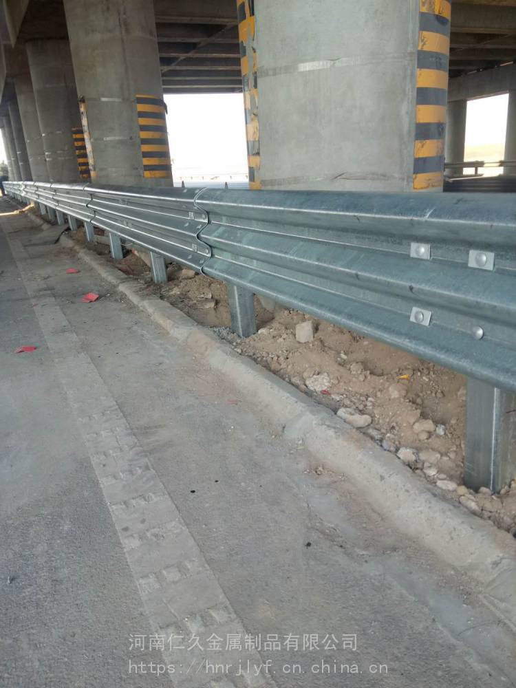 河南仁久护栏板厂家@河南高速公路防撞护栏价格@双波喷塑护栏板