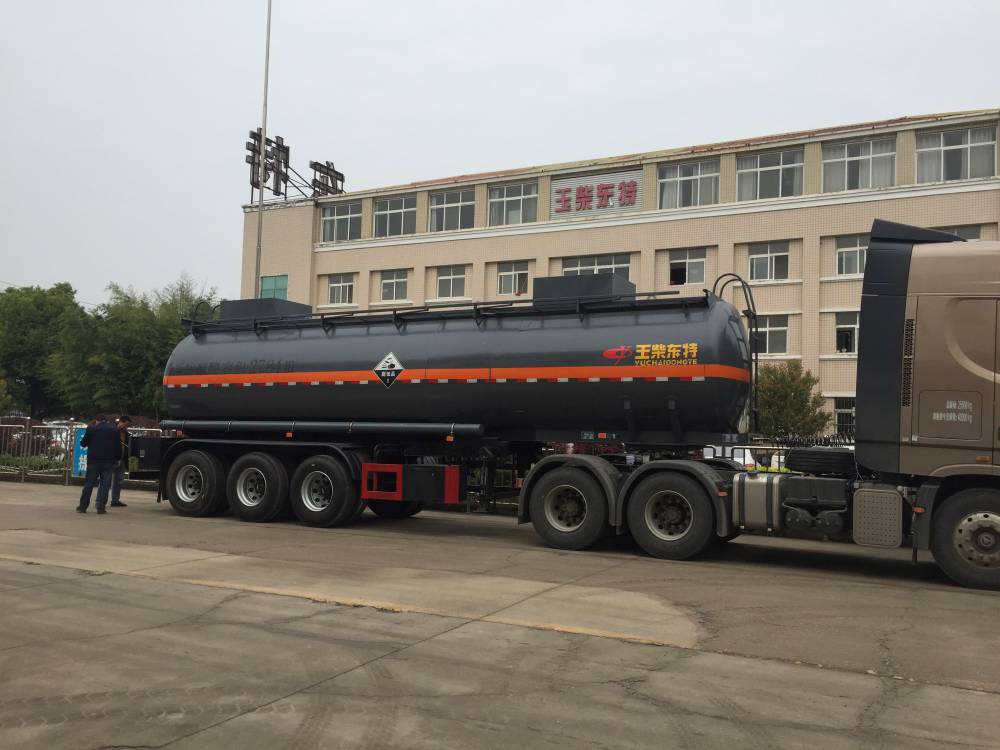 玉柴东特腐蚀品罐车,稀钢衬塑罐车, 酸碱液体罐车工厂***