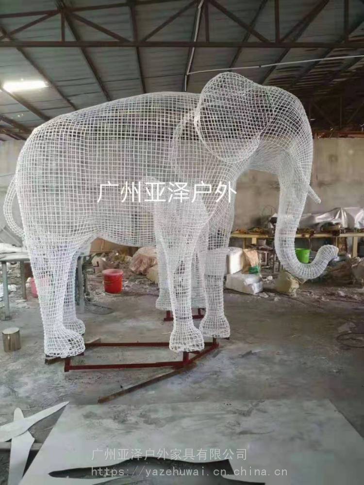 大型铁钢丝动物摆件定制 室外金属线形缕空雕塑 金属网格动物摆件