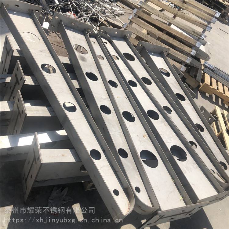 直销不锈钢雨搭雨棚钢梁支架不锈钢牛腿定制点式幕墙爪件玻璃幕墙