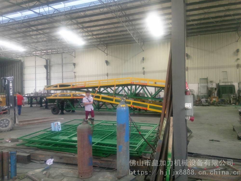 来宾 手摇升降平台 集装箱卸货桥 使用