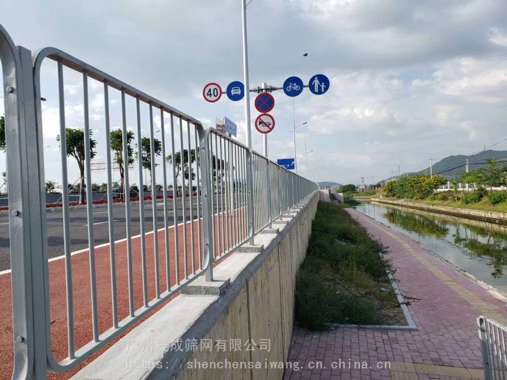 东莞港式路侧护栏生产厂家花都人行道灰色护栏包安装