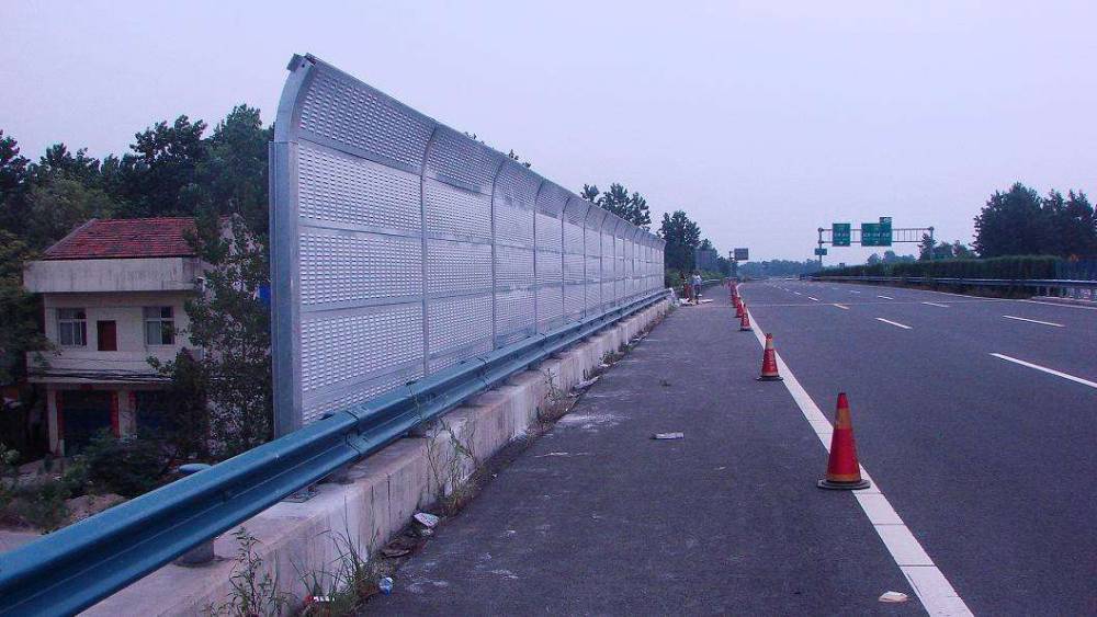 公路两侧隔音挡板 喷塑隔音屏障 公路隔音挡板在哪买