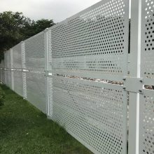 海南钢板穿孔防风护栏 白色冲孔板建筑工地施工护栏厂家