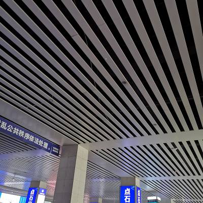 长沙火车站白色铝合金条板吊顶 120x30铝方通天花