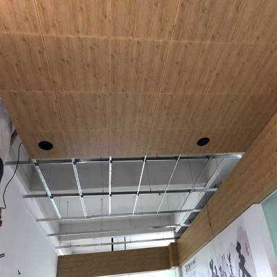 仿木纹勾搭式铝单板造型吊顶天花 木纹勾搭铝单板装饰材料