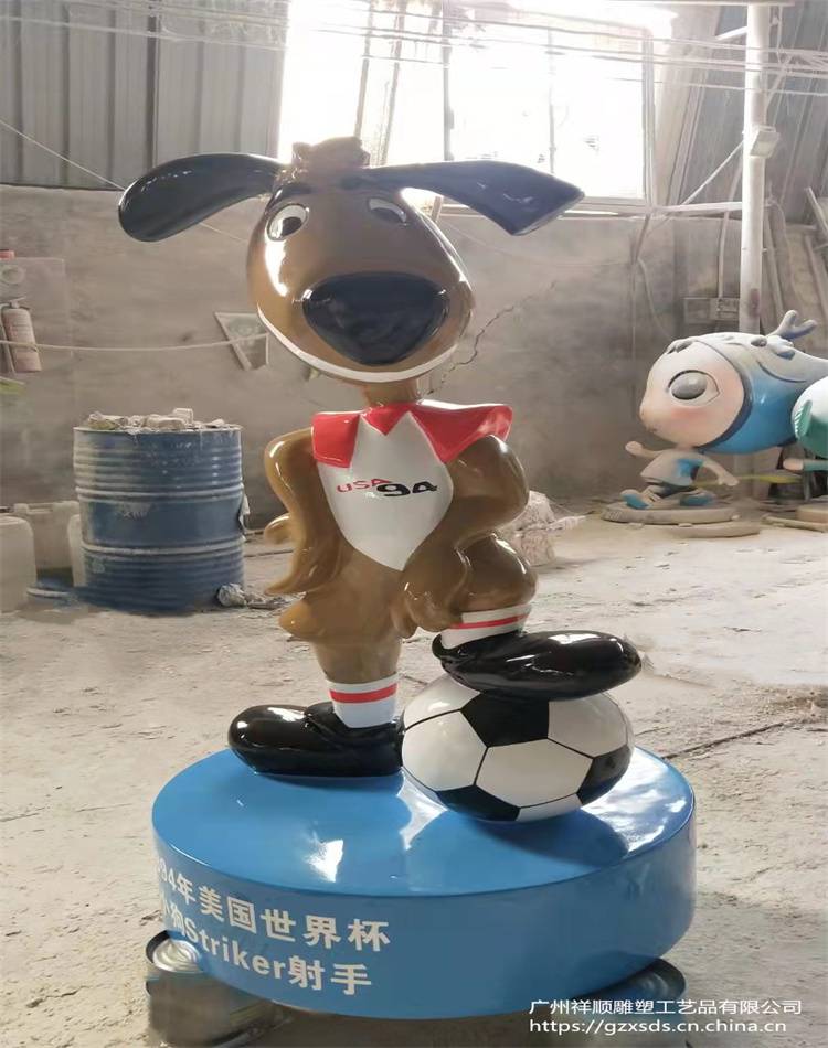 玻璃钢卡通小狗踢足球造型雕塑景观艺术小品
