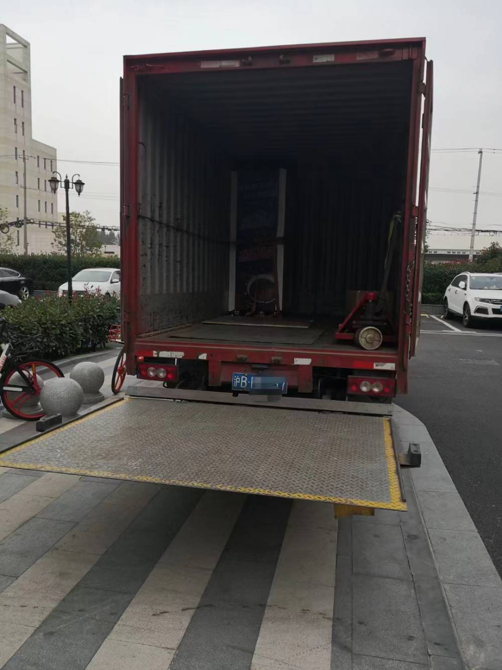 上海青浦设备类货物仓储配送提供升降尾板货车运输搬运到位
