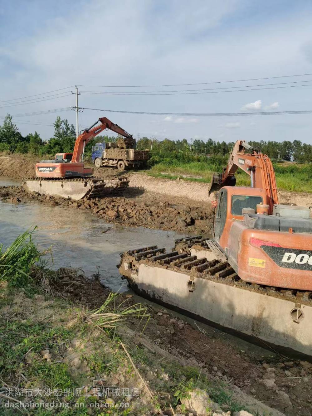 毕节本地水挖掘机租赁一台多少钱浮箱式两用挖掘机