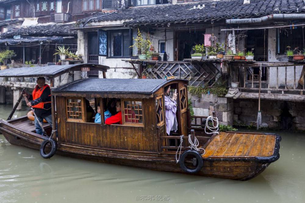 江南水乡乌镇仿古旅游船休闲观光摇橹木船厂家定制