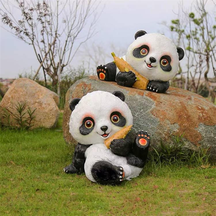 广州玻璃钢熊猫公仔雕塑楼盘草坪