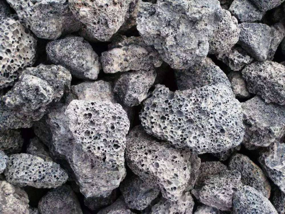口喷出到地表冷凝而成的岩石,分为狭义上的火山岩和广义上的火山岩