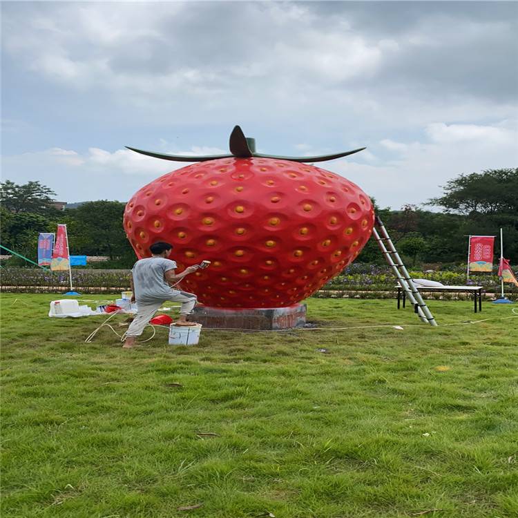 草莓雕塑安装现场玻璃钢水果雕塑