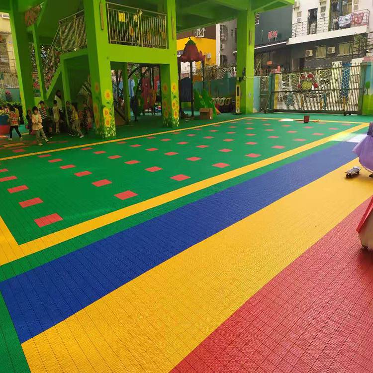 幼儿园室内运动，幼儿园悬浮式拼装地板材质