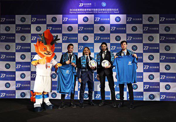 BOB体育那不勒斯发布会上，吉祥物麒麟***亮相