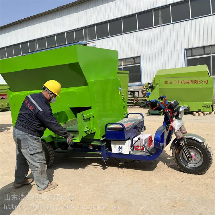 青贮草料喂料车饲养牲畜电动撒料车大容量3立方饲喂车