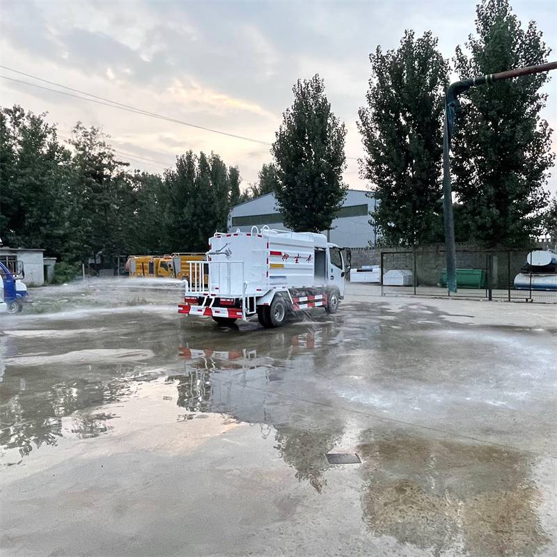 绿化道路洒水车东风洒水车报价晟宇东风5立方洒水车